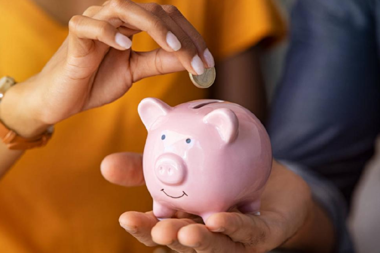 Qué es FCA SA de Ahorro para Fines Determinados y cómo funciona 11 persona ahorrando en una alcancia