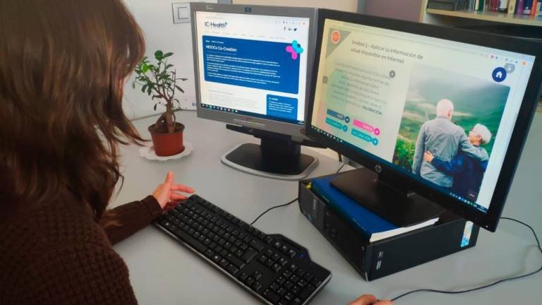 persona buscando informacion en computadora