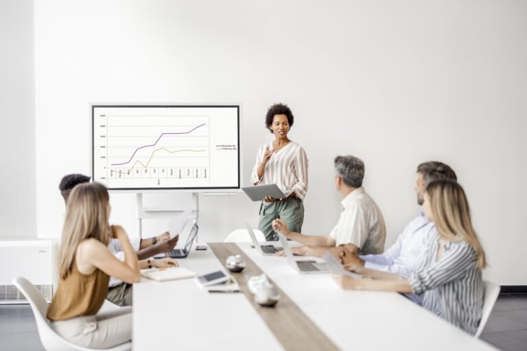 Cómo puedo saber si desde ANSES puedo comprar dólares 16 persona consultando informacion financiera en internet