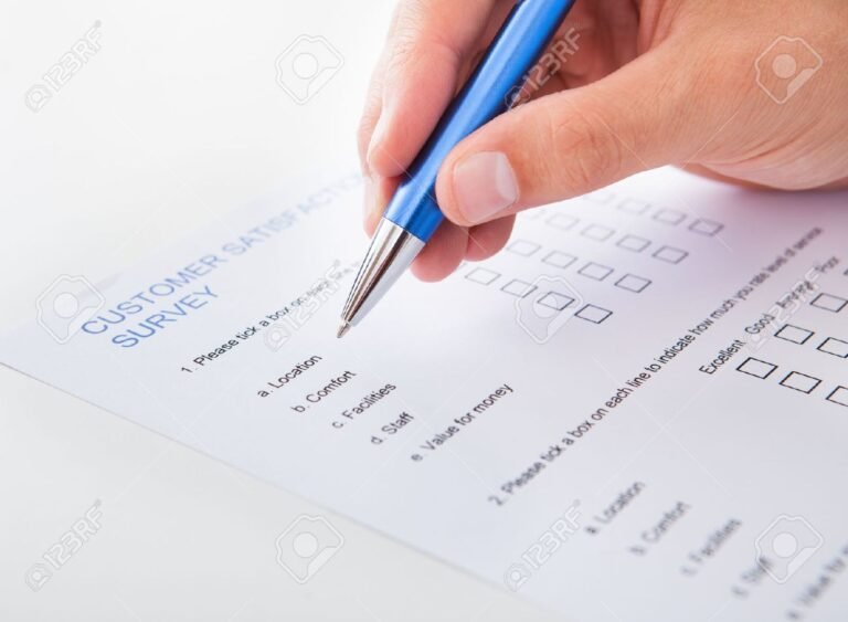 persona llenando formularios en una oficina