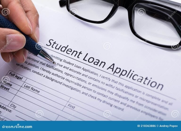 persona llenando un formulario de prestamo