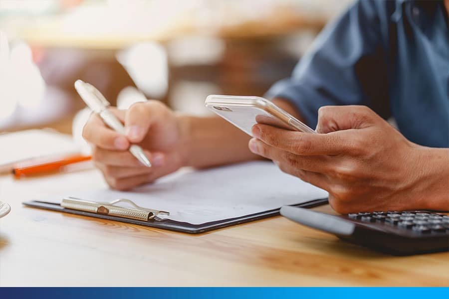 persona llenando un formulario de servicios