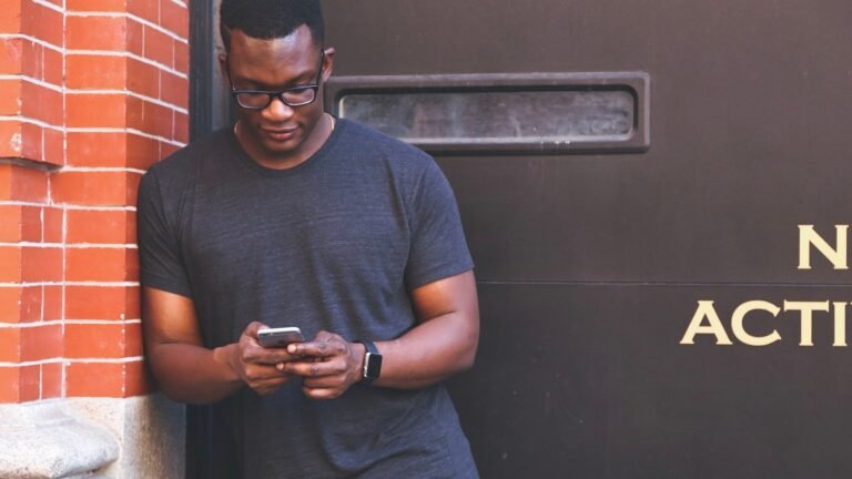 persona mirando su telefono con curiosidad