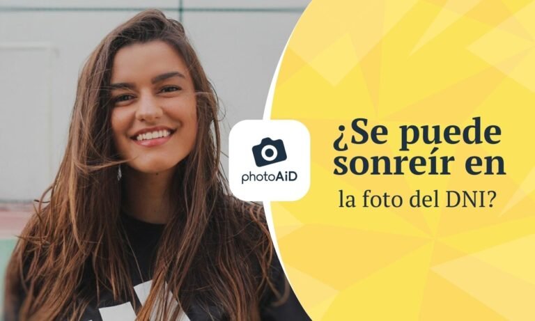persona mostrando su dni con una sonrisa