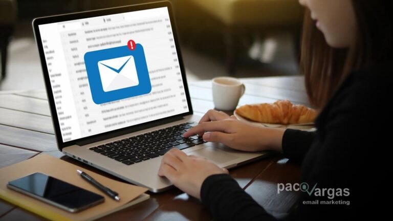 persona revisando correo electronico en computadora