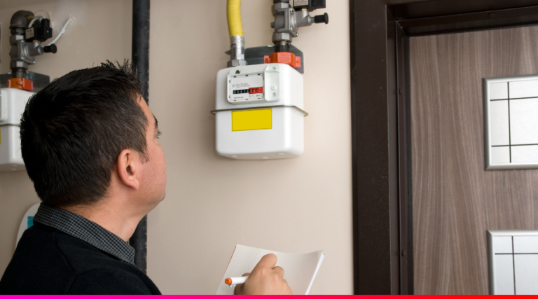 persona revisando cuentas de electricidad