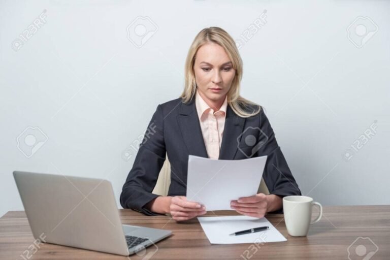 persona revisando documentos legales