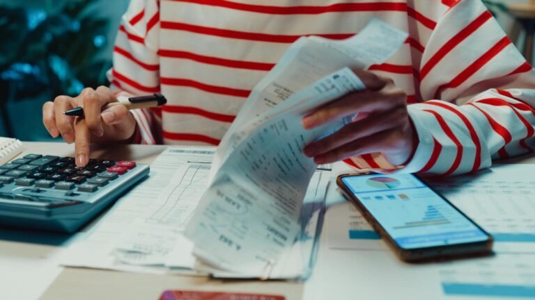 persona revisando una factura de luz