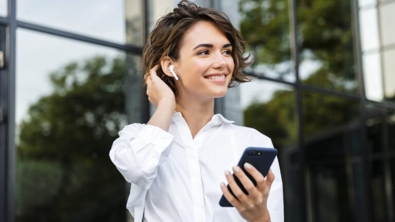 persona usando audifonos con smartphone