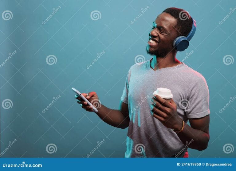 persona usando auriculares con telefono movil