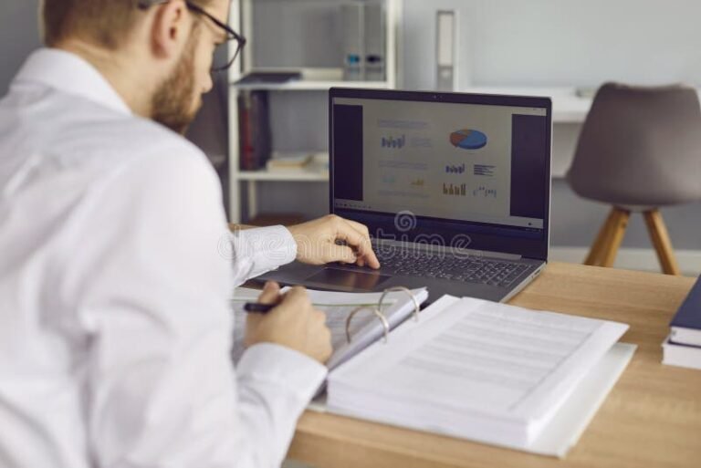 persona usando computadora con documentos 1