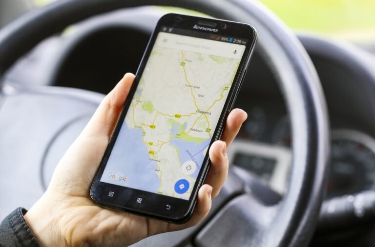 persona usando google maps en un smartphone