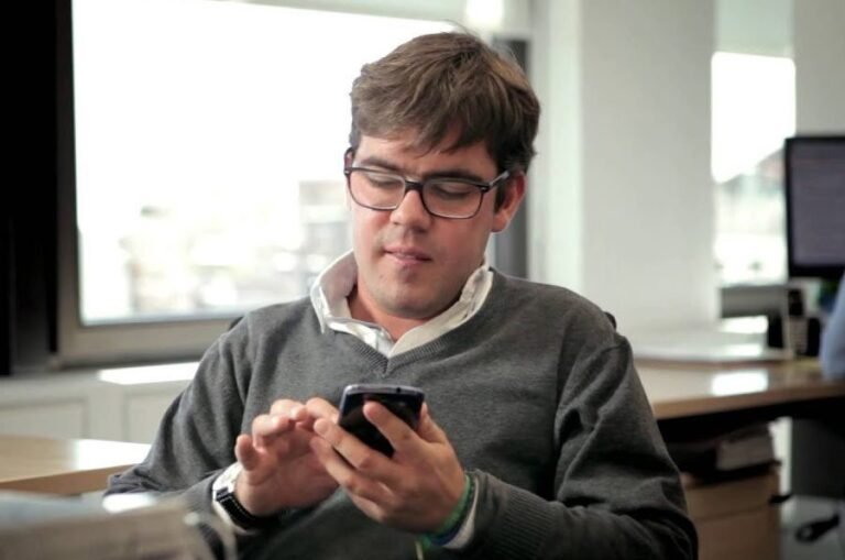 persona usando smartphone con aplicacion abierta