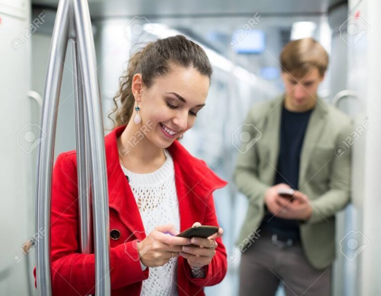 persona usando telefono en lugar publico