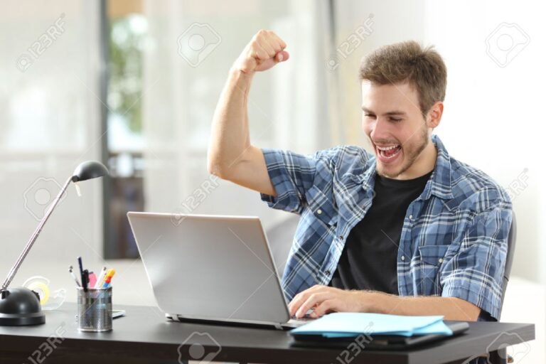 persona usando un ordenador en casa