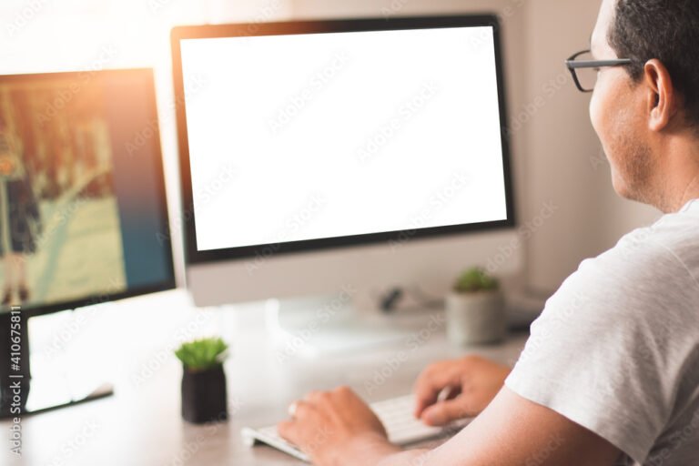 persona usando una computadora en casa