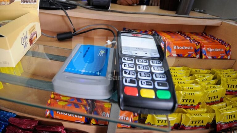 persona usando una tarjeta sube en un kiosco