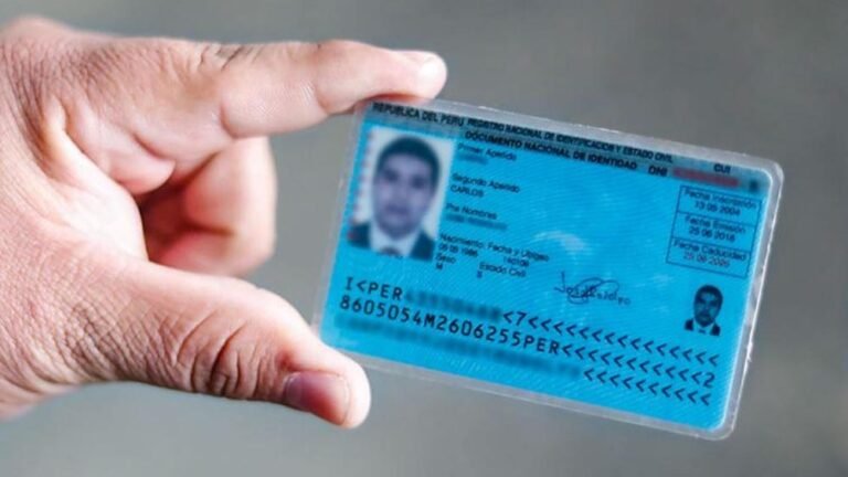 persona utilizando un dni en una oficina