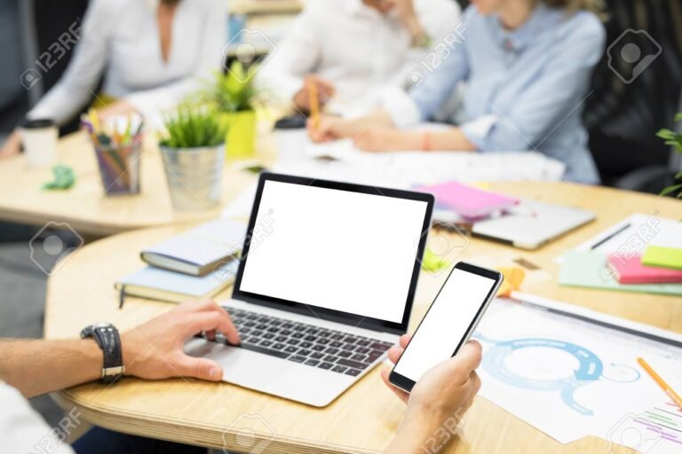 persona utilizando una computadora en oficina