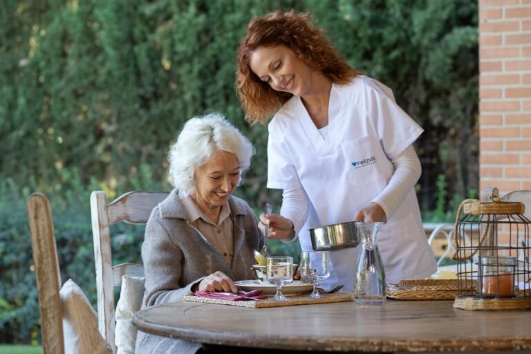 Qué servicios ofrece el Instituto Geriátrico Santa María del Buen Ayre 23 personal cuidando a personas mayores felices