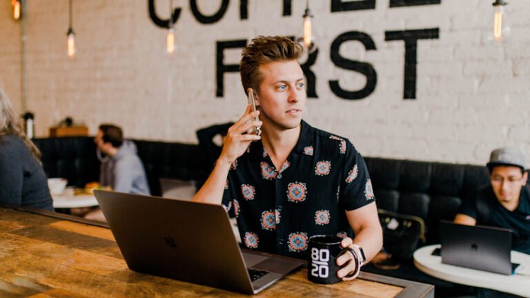 personas buscando empleo en un cafe