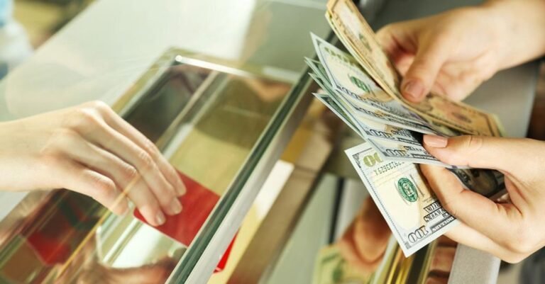 personas comprando dolares en una casa de cambio