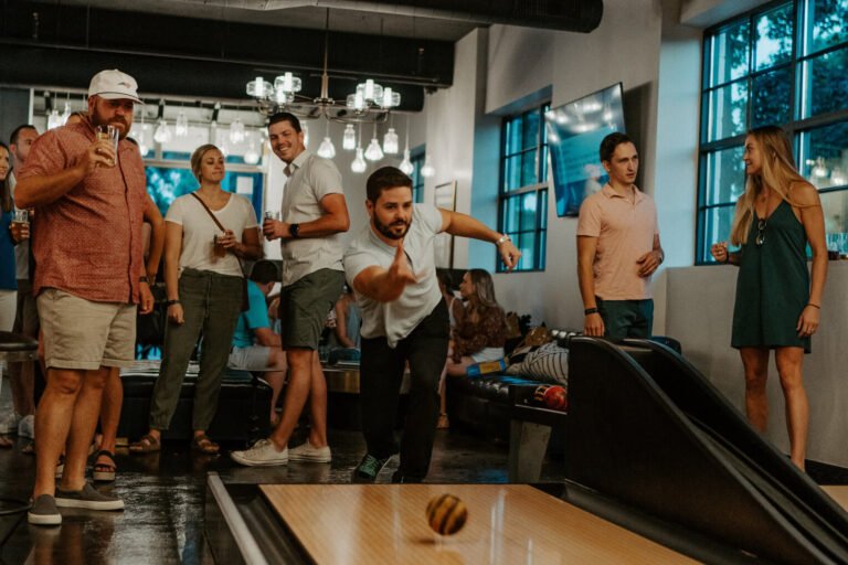 Qué servicios ofrece el Centro de Día Aprendiendo a Ser 15 personas disfrutando actividades en grupo