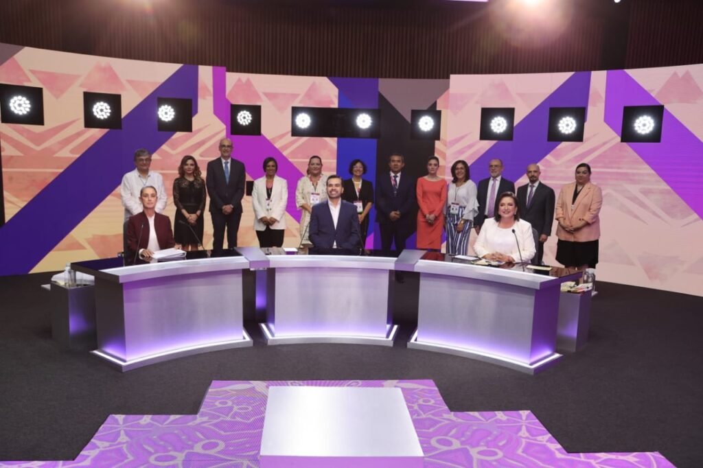 personas viendo un debate en television
