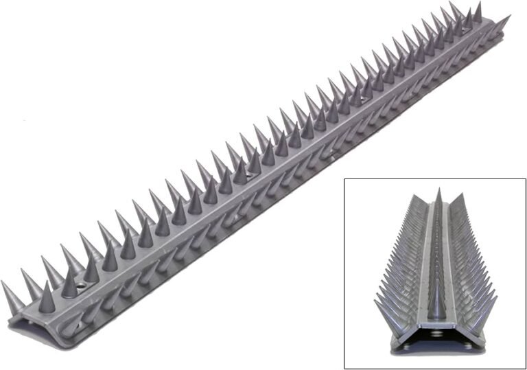 pinches para rejas en un fondo de herramientas