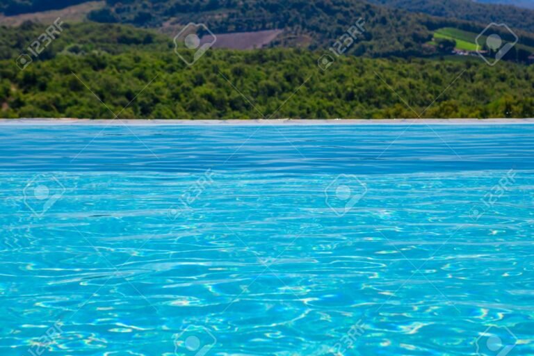 piscina con vista al paisaje natural