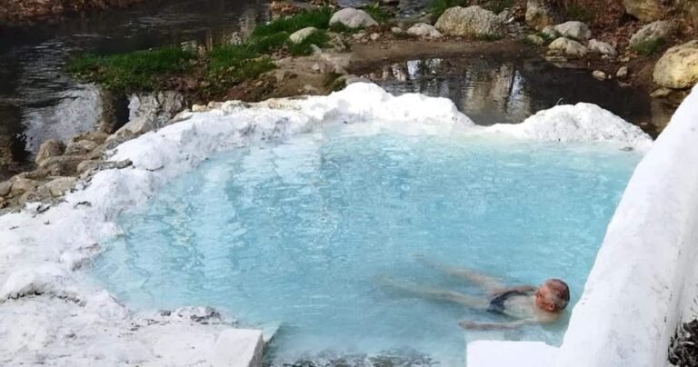 piscina termal en un entorno natural