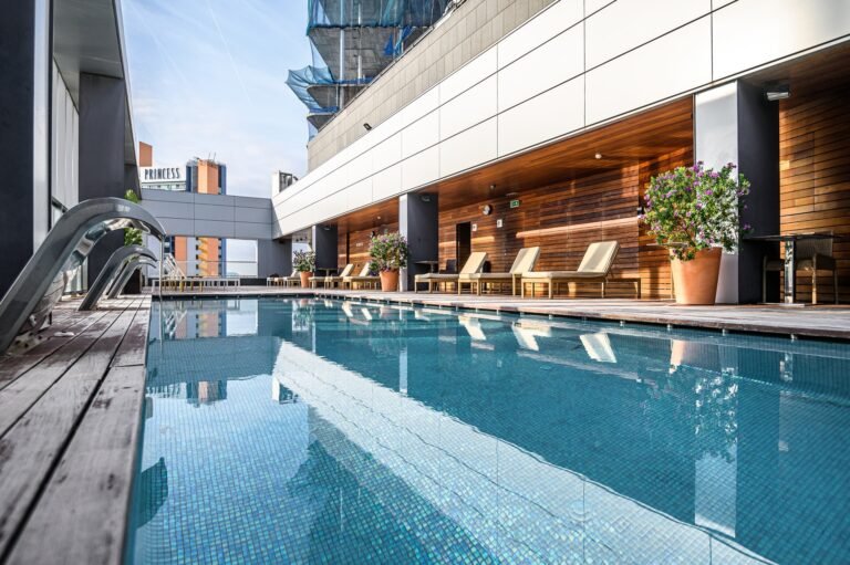 piscina y areas comunes de lujo