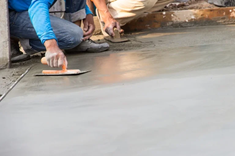 Qué beneficios ofrecen los pisos de cemento alisado para interior 19 piso de cemento alisado en ambiente moderno