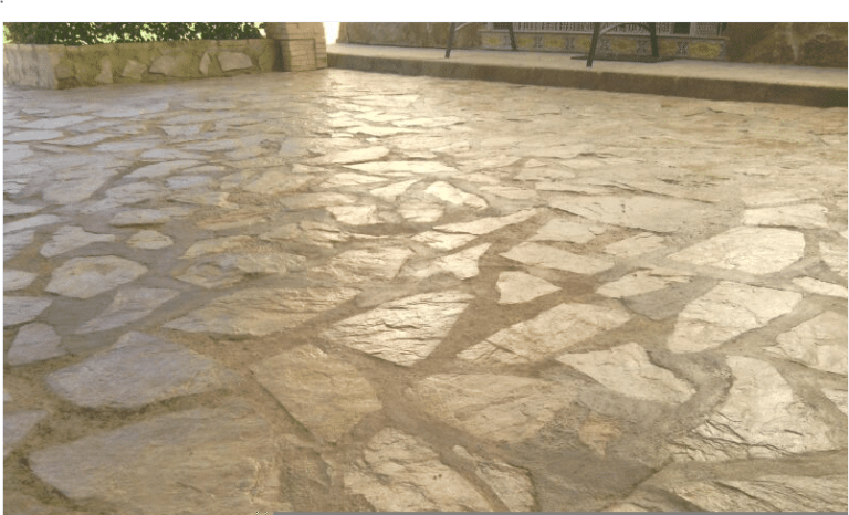 piso de lajas con pintura negra brillante