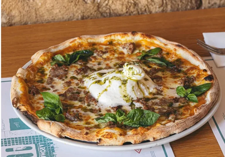 pizza artesanal en un ambiente acogedor