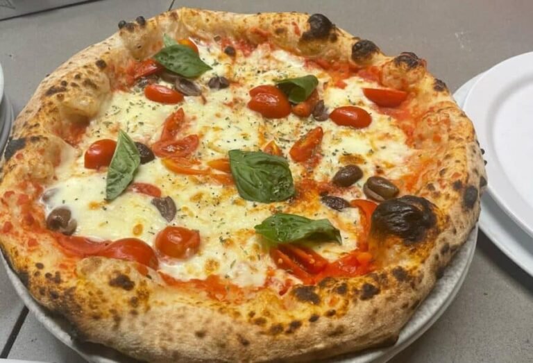 Dónde se encuentra la pizzería de Tío Bigote y cuáles son sus platos 25 pizzeria acogedora con platos deliciosos