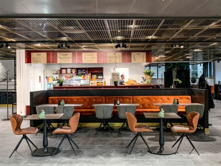 pizzeria con ambiente acogedor y moderno