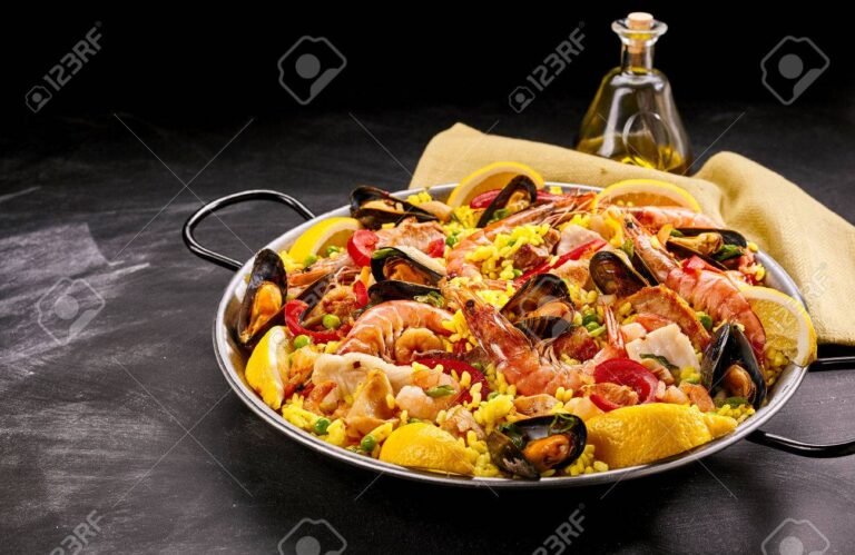 plato colorido de mariscos frescos