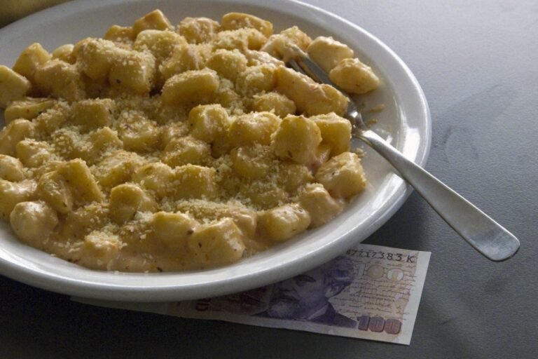 plato de noquis con plata en la mesa