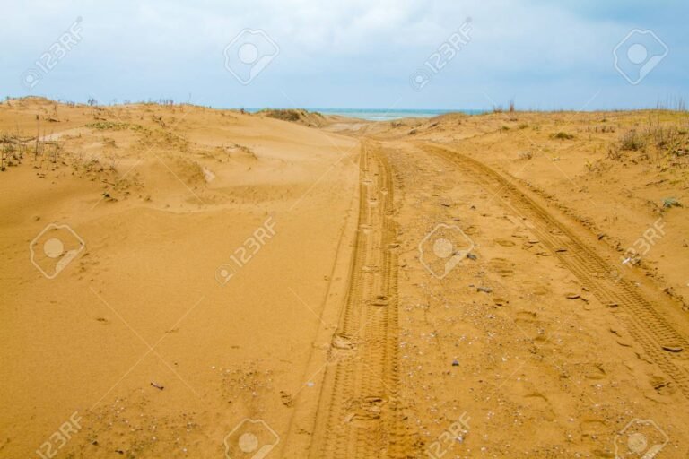playa con arena y neumaticos visibles