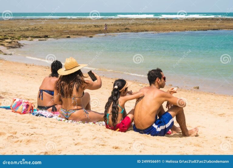 playa con gente disfrutando del sol