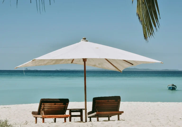playa con sombrillas y toallas de verano