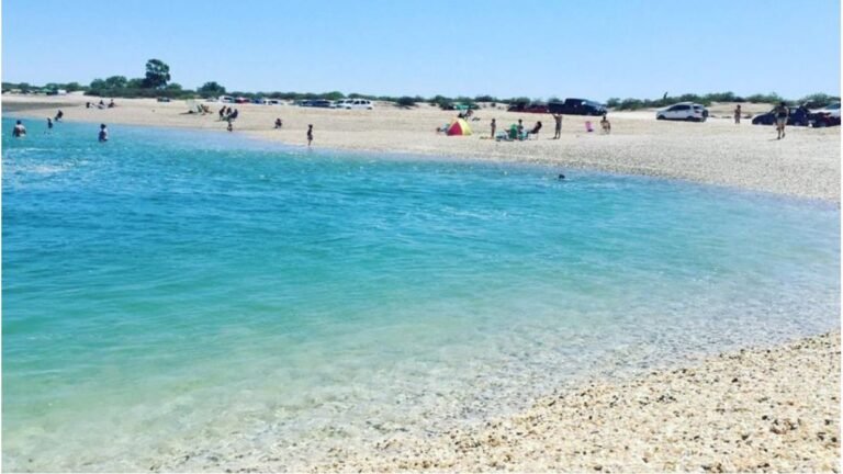 playa de aguas cristalinas en argentina