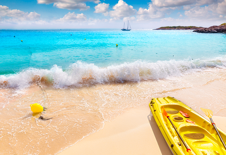 playa paradisiaca con actividades acuaticas
