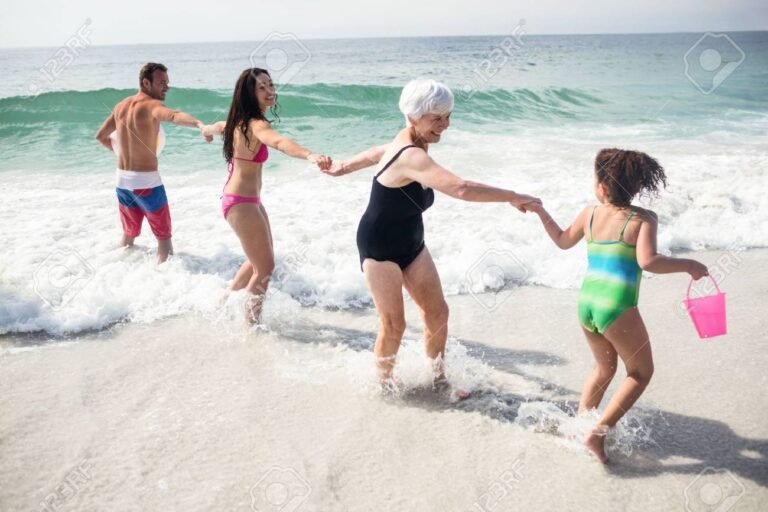playa soleada con familias disfrutando el mar