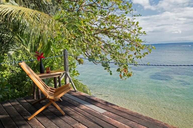 playa tranquila con cabanas ecologicas