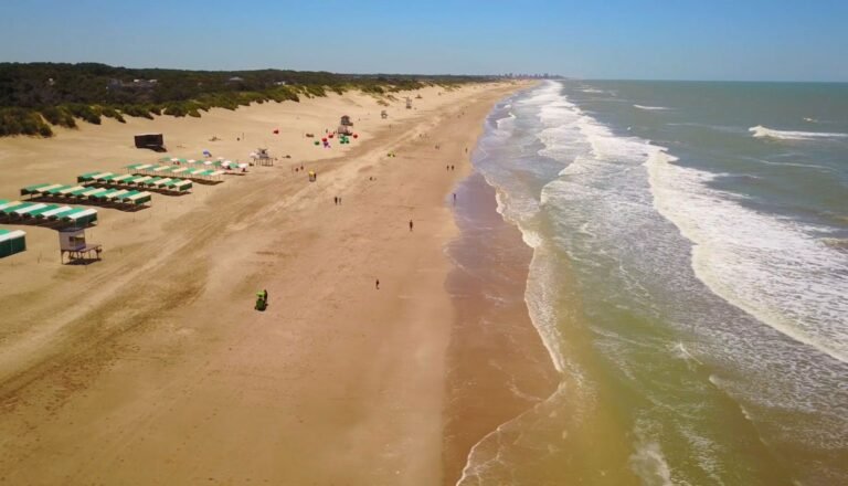 playa tranquila con cabanas en mar de las pampas