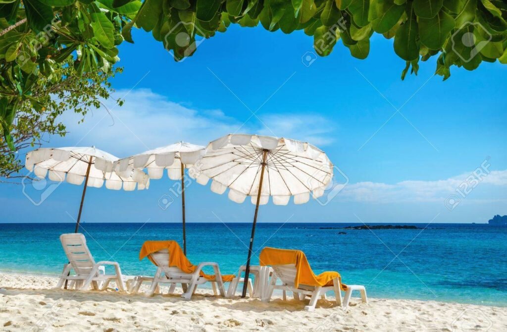 playa tropical con sombrilla y toalla