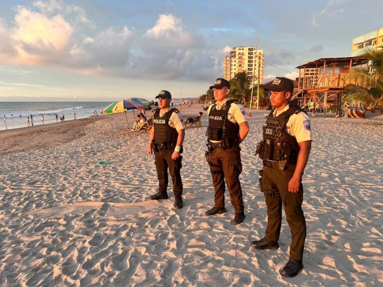 Por qué fueron detenidos policías en Villa Gesell recientemente 27 policias en accion en la playa