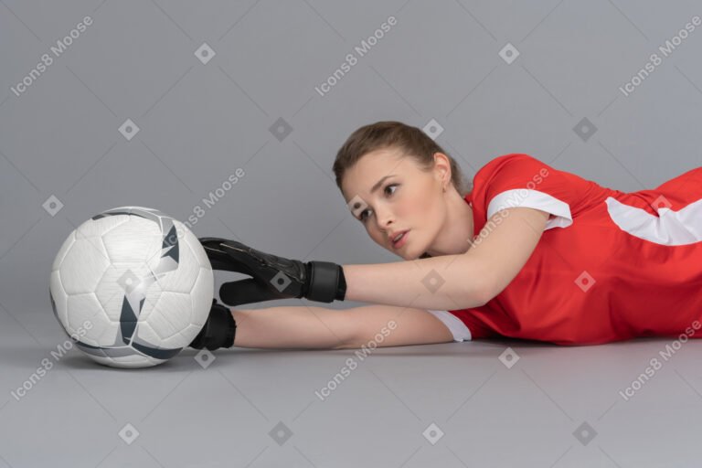 portera atrapando un balon en accion